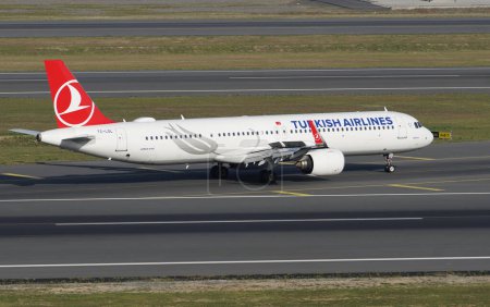 Téléchargez les photos : ISTANBUL, TURQUIE - 17 SEPTEMBRE 2022 : Atterrissage de l'Airbus A321-271NX (9000) de Turkish Airlines à l'aéroport international d'Istanbul - en image libre de droit
