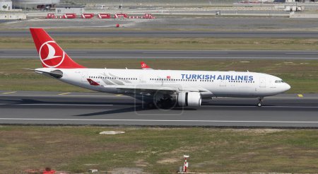 Téléchargez les photos : ISTANBUL, TURQUIE - 17 SEPTEMBRE 2022 : Atterrissage de l'Airbus A330-223 (869) de Turkish Airlines à l'aéroport international d'Istanbul - en image libre de droit