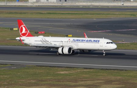 Téléchargez les photos : ISTANBUL, TURKIYE - SEPTEMBER 17, 2022: Turkish Airlines Airbus A321-271NX (9000) landing to Istanbul International Airport - en image libre de droit