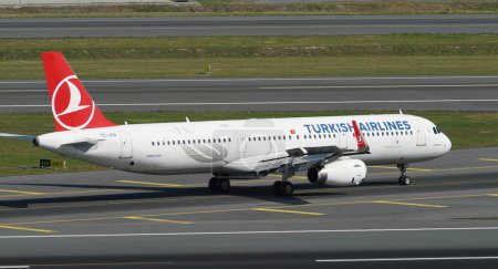 Téléchargez les photos : ISTANBUL, TURQUIE - 01 OCTOBRE 2022 : Atterrissage de l'Airbus A321-231 (6508) de Turkish Airlines à l'aéroport international d'Istanbul - en image libre de droit