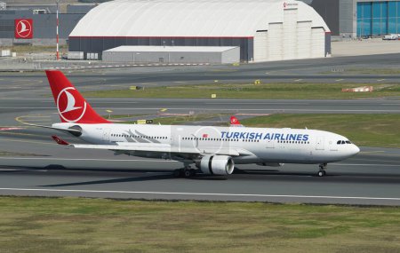Téléchargez les photos : ISTANBUL, TURQUIE - 01 OCTOBRE 2022 : Atterrissage de l'Airbus A330-223 (869) de Turkish Airlines à l'aéroport international d'Istanbul - en image libre de droit