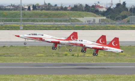 Foto de ISTANBUL, TURQUÍA - 29 DE ABRIL DE 2023: Estrellas turcas, demostración acrobática de la Fuerza Aérea turca en el aeropuerto de Estambul Ataturk durante Teknofest Estambul - Imagen libre de derechos
