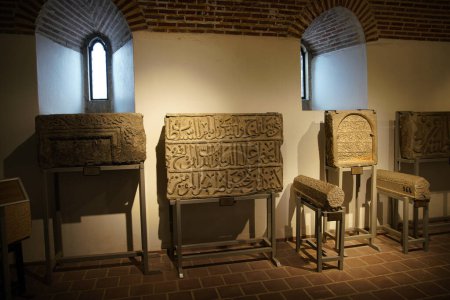 Foto de Artefactos en Ince Minaret Medrese como Museo de Arte de Piedra y Madera en Konya, Turkiye - Imagen libre de derechos