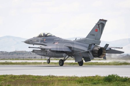 Téléchargez les photos : KONYA (TURQUIE) - LE 09 MAI 2023 : Le Lockheed Martin F-16C de la Force aérienne turque atterrit à l'aéroport de Konya pendant l'exercice Anatolian Eagle Air Force - en image libre de droit