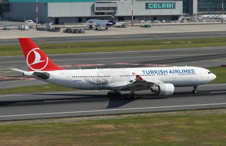 Foto de ISTANBUL, TURQUÍA - 01 DE OCTUBRE DE 2022: Turkish Airlines Airbus A330-223 (869) aterriza en el Aeropuerto Internacional de Estambul - Imagen libre de derechos