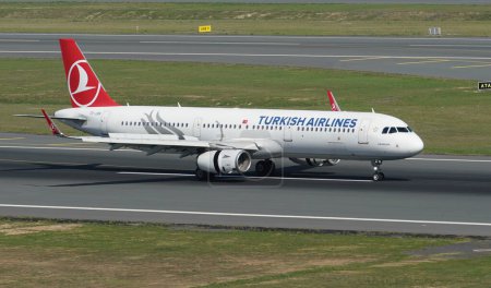 Téléchargez les photos : ISTANBUL, TURQUIE - 01 OCTOBRE 2022 : Atterrissage de l'Airbus A321-231 (6508) de Turkish Airlines à l'aéroport international d'Istanbul - en image libre de droit