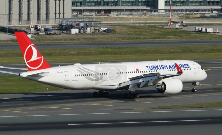 Téléchargez les photos : ISTANBUL, TURQUIE - 01 OCTOBRE 2022 : Atterrissage de l'Airbus A350-941 (454) de Turkish Airlines à l'aéroport international d'Istanbul - en image libre de droit