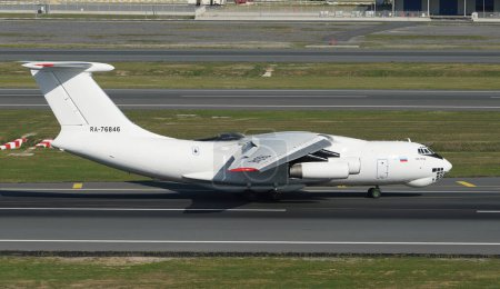 Téléchargez les photos : ISTANBUL, TURQUIE - 01 OCTOBRE 2022 : Aviacon Zitotrans Ilyushin IL-76TD (93497936) atterrissant à l'aéroport international d'Istanbul - en image libre de droit