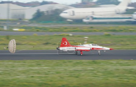 Foto de ISTANBUL, TURQUÍA - 01 DE MAYO DE 2023: Estrellas Turcas, Fuerza Aérea Turca exhibición del equipo de demostración acrobática en el Aeropuerto de Estambul Ataturk durante Teknofest Estambul - Imagen libre de derechos