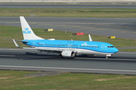 Téléchargez les photos : ISTANBUL, TURKIYE - OCTOBER 01, 2022: KLM Boeing 737-8K2 (37820) landing to Istanbul International Airport - en image libre de droit