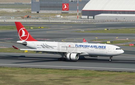 Foto de ISTANBUL, TURQUÍA - 01 DE OCTUBRE DE 2022: Turkish Airlines Airbus A330-223 (949) aterriza en el Aeropuerto Internacional de Estambul - Imagen libre de derechos