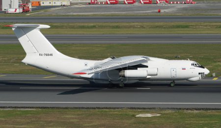 Téléchargez les photos : ISTANBUL, TURQUIE - 01 OCTOBRE 2022 : Aviacon Zitotrans Ilyushin IL-76TD (93497936) atterrissant à l'aéroport international d'Istanbul - en image libre de droit
