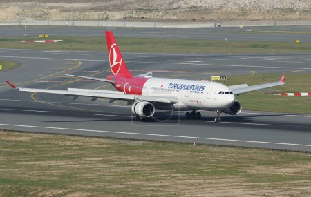 Foto de ISTANBUL, TURQUÍA - 01 DE OCTUBRE DE 2022: Turkish Airlines Airbus A330-203 (704) aterrizando en el Aeropuerto Internacional de Estambul - Imagen libre de derechos