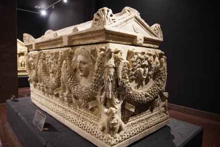 Téléchargez les photos : Sarcophage Girlands à Antalya Musée Archéologique, Antalya City, Turkiye - en image libre de droit