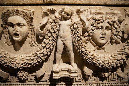 Téléchargez les photos : Sarcophage Girlands à Antalya Musée Archéologique, Antalya City, Turkiye - en image libre de droit