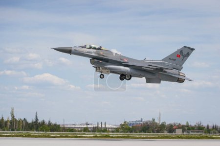 Téléchargez les photos : KONYA (TURQUIE) - LE 09 MAI 2023 : Décollage du Lockheed Martin F-16C de l'armée de l'air turque du Falcon de combat (HC-31) depuis l'aéroport de Konya pendant l'exercice Anatolian Eagle Air Force - en image libre de droit