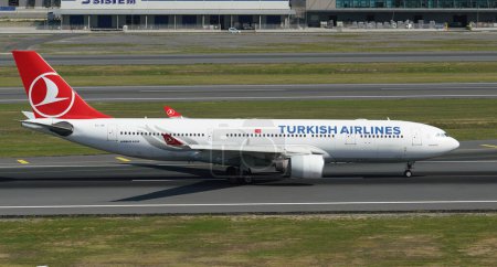 Foto de ISTANBUL, TURQUÍA - 01 DE OCTUBRE DE 2022: Turkish Airlines Airbus A330-223 (869) aterriza en el Aeropuerto Internacional de Estambul - Imagen libre de derechos