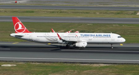 Téléchargez les photos : ISTANBUL, TURQUIE - 01 OCTOBRE 2022 : Atterrissage de l'Airbus A321-231 (6652) de Turkish Airlines à l'aéroport international d'Istanbul - en image libre de droit
