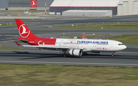 Foto de ISTANBUL, TURQUÍA - 01 DE OCTUBRE DE 2022: Turkish Airlines Airbus A330-203 (704) aterrizando en el Aeropuerto Internacional de Estambul - Imagen libre de derechos