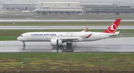 Téléchargez les photos : ISTANBUL, TURQUIE - 15 OCTOBRE 2022 : Atterrissage du Boeing A350-941 (435) de Turkish Airlines à l'aéroport international d'Istanbul - en image libre de droit