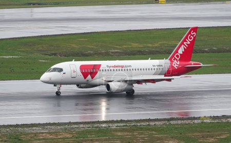 Téléchargez les photos : ISTANBUL, TURQUIE - 15 OCTOBRE 2022 : Red Wings Airlines Sukhoi SuperJet 100-95B (95171) atterrissant à l'aéroport international d'Istanbul - en image libre de droit