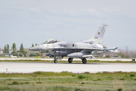 Téléchargez les photos : KONYA, TURQUIE - 09 MAI 2023 : Décollage du Faucon pèlerin F-16E de la Force aérienne des Émirats arabes unis (RE-51) depuis l'aéroport de Konya pendant l'exercice Anatolian Eagle Air Force - en image libre de droit