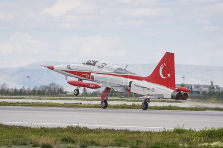 Téléchargez les photos : KONYA, TURQUIE - LE 09 MAI 2023 : Décollage d'un chasseur de la Force aérienne turque Canadair NF-5A Freedom Fighter de l'aéroport de Konya pendant l'exercice Anatolian Eagle Air Force - en image libre de droit