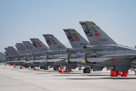 Téléchargez les photos : KONYA (TURQUIE) - LE 09 MAI 2023 : Des avions de chasse exposent à l'aéroport de Konya pendant l'exercice de la Force aérienne de l'aigle anatolien - en image libre de droit