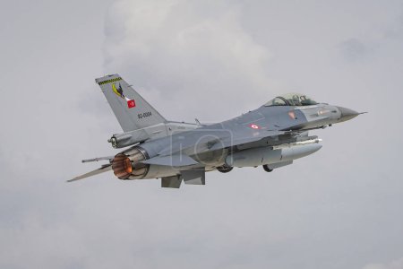 Téléchargez les photos : KONYA, TURQUIE - LE 09 MAI 2023 : Décollage du Lockheed Martin F-16C de l'armée de l'air turque du Falcon de combat (4R-105) depuis l'aéroport de Konya pendant l'exercice Anatolian Eagle Air Force - en image libre de droit