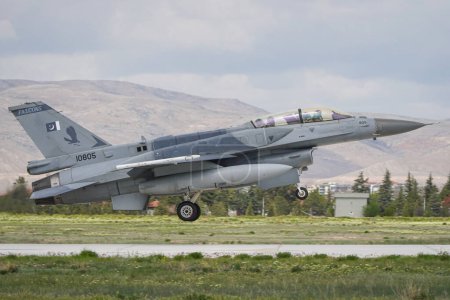 Téléchargez les photos : KONYA (TURQUIE) - LE 09 MAI 2023 : Décollage du F-16D Faucon Lutte contre le Lockheed Martin de la Force aérienne du Pakistan (JF-5) depuis l'aéroport de Konya pendant l'exercice Anatolian Eagle de la Force aérienne - en image libre de droit
