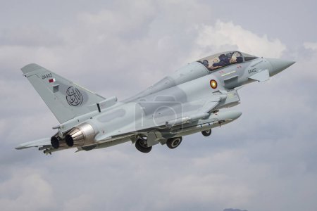 Téléchargez les photos : KONYA, TURQUIE - LE 09 MAI 2023 : Décollage de l'Eurofighter EF2000 (MT003) de la Force aérienne du Qatar depuis l'aéroport de Konya lors de l'exercice Anatolian Eagle Air Force - en image libre de droit
