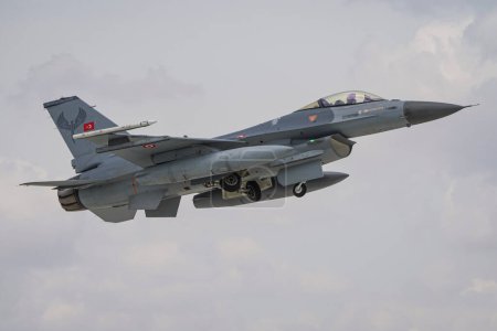 Téléchargez les photos : KONYA (TURQUIE) - LE 09 MAI 2023 : Décollage du Lockheed Martin F-16C de l'armée de l'air turque du Falcon de combat (HC-31) depuis l'aéroport de Konya pendant l'exercice Anatolian Eagle Air Force - en image libre de droit