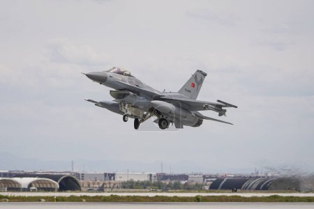 Téléchargez les photos : KONYA, TURQUIE - LE 09 MAI 2023 : Décollage du Lockheed Martin F-16C de l'armée de l'air turque du Falcon de combat (4R-102) depuis l'aéroport de Konya pendant l'exercice Anatolian Eagle Air Force - en image libre de droit