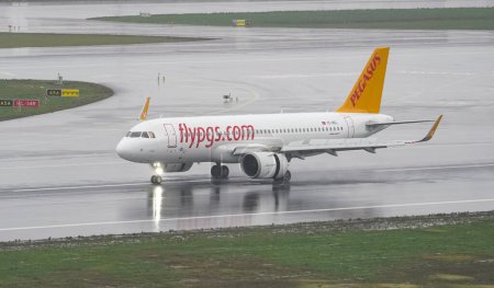 Téléchargez les photos : ISTANBUL, TURQUIE - 15 OCTOBRE 2022 : Atterrissage de l'Airbus A320-251N (9411) de Pegasus Airlines à l'aéroport international d'Istanbul - en image libre de droit