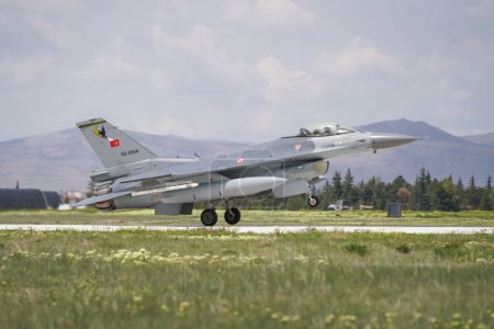 Téléchargez les photos : KONYA, TURQUIE - LE 09 MAI 2023 : Décollage du Lockheed Martin F-16C de l'armée de l'air turque du Falcon de combat (4R-105) depuis l'aéroport de Konya pendant l'exercice Anatolian Eagle Air Force - en image libre de droit