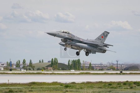 Téléchargez les photos : KONYA (TURQUIE) - LE 09 MAI 2023 : Décollage du Lockheed Martin F-16C de l'armée de l'air turque du Falcon de combat (HC-55) depuis l'aéroport de Konya pendant l'exercice Anatolian Eagle Air Force - en image libre de droit