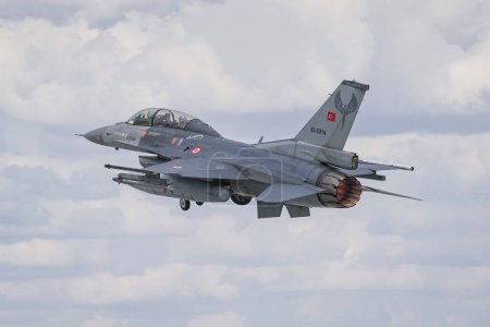 Téléchargez les photos : KONYA, TURQUIE - 09 MAI 2023 : Décollage du F-16D Fighting Falcon (4S-10) de l'aéroport de Konya lors de l'exercice Anatolian Eagle Air Force - en image libre de droit