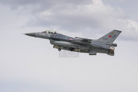 Téléchargez les photos : KONYA, TURQUIE - LE 09 MAI 2023 : Décollage du Falcon de combat F-16C de la Force aérienne turque (4R-097) depuis l'aéroport de Konya pendant l'exercice Anatolian Eagle Air Force - en image libre de droit