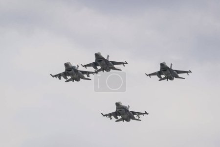 Téléchargez les photos : KONYA (TURQUIE) - LE 09 MAI 2023 : Avions de chasse survolant l'aéroport de Konya pendant l'exercice Anatolian Eagle Air Force - en image libre de droit