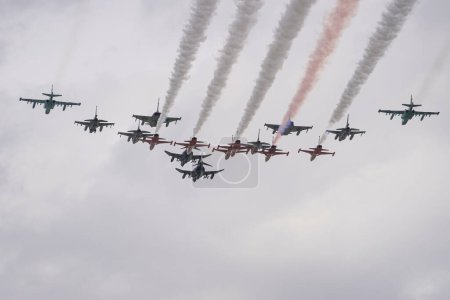 Téléchargez les photos : KONYA (TURQUIE) - LE 09 MAI 2023 : Avions de chasse survolant l'aéroport de Konya pendant l'exercice Anatolian Eagle Air Force - en image libre de droit