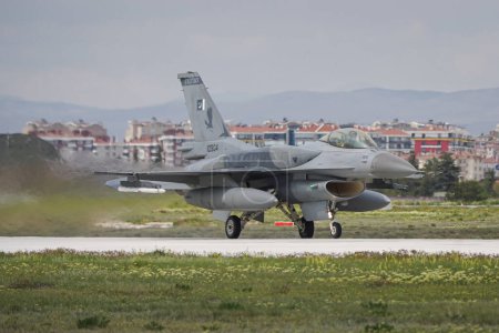 Téléchargez les photos : KONYA, TURQUIE - LE 09 MAI 2023 : Le Lockheed Martin F-16C de la Force aérienne du Pakistan décolle de l'aéroport de Konya au cours de l'exercice Anatolian Eagle Air Force - en image libre de droit