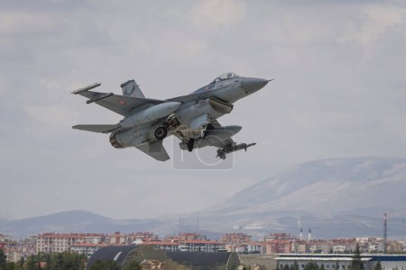 Téléchargez les photos : KONYA, TURQUIE - LE 09 MAI 2023 : Décollage du Lockheed Martin F-16C de l'armée de l'air turque du Falcon de combat (HC-56) depuis l'aéroport de Konya pendant l'exercice Anatolian Eagle Air Force - en image libre de droit