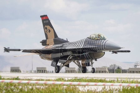 Téléchargez les photos : KONYA, TURQUIE - LE 09 MAI 2023 : Lockheed Martin F-16C de la Force aérienne turque combattant le faucon (4R-23) à l'aéroport de Konya lors de l'exercice Anatolian Eagle Air Force - en image libre de droit