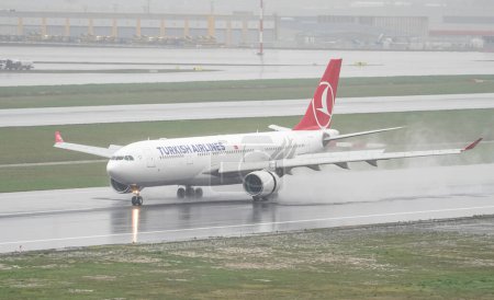 Foto de ISTANBUL, TURQUÍA - 15 DE OCTUBRE DE 2022: Turkish Airlines Airbus A330-223 (1221) aterriza en el Aeropuerto Internacional de Estambul - Imagen libre de derechos