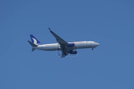 Téléchargez les photos : BALIKESIR, TURQUIE - 25 JUIN 2023 : Atterrissage du Boeing 737-8AS (34995) d'AnadoluJet Airlines à l'aéroport de Balikesir Koca Seyit - en image libre de droit