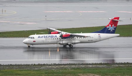 Foto de ISTANBUL, TURQUÍA - 15 DE OCTUBRE DE 2022: Air Serbia ATR 72-600 (1466) aterrizando en el Aeropuerto Internacional de Estambul - Imagen libre de derechos