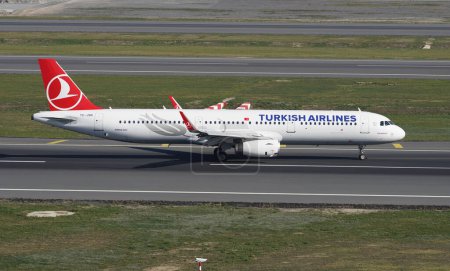 Téléchargez les photos : ISTANBUL, TURKIYE - NOVEMBER 05, 2022: Turkish Airlines Airbus A321-231 (6508) landing to Istanbul International Airport - en image libre de droit