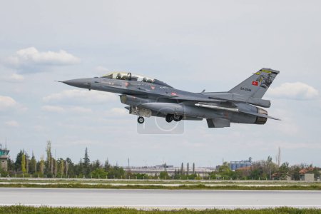 Téléchargez les photos : KONYA, TURQUIE - 09 MAI 2023 : Décollage du F-16D Fighting Falcon (4S-14) de l'aéroport de Konya lors de l'exercice Anatolian Eagle Air Force - en image libre de droit