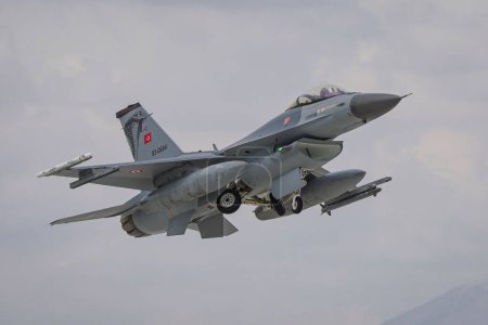 Téléchargez les photos : KONYA, TURQUIE - LE 09 MAI 2023 : Décollage du F-16C Fighting Falcon (HC-28) de l'aéroport de Konya lors de l'exercice Anatolian Eagle Air Force - en image libre de droit