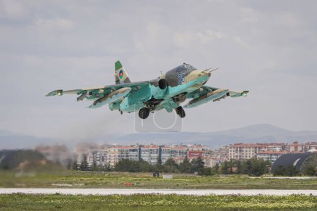 Téléchargez les photos : KONYA, TURQUIE - 09 MAI 2023 : Décollage de l'avion Sukhoi Su-25BM Frogfoot (255081106) de l'aéroport de Konya lors de l'exercice Anatolian Eagle Air Force - en image libre de droit